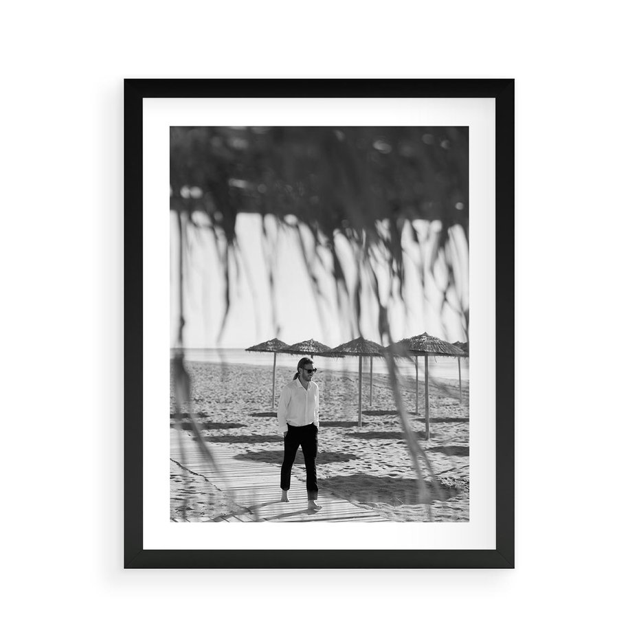 Plakat w ramie 40x50 - Wakacyjny Spacer - czarno białe zdjecie, plaża - rama czarna