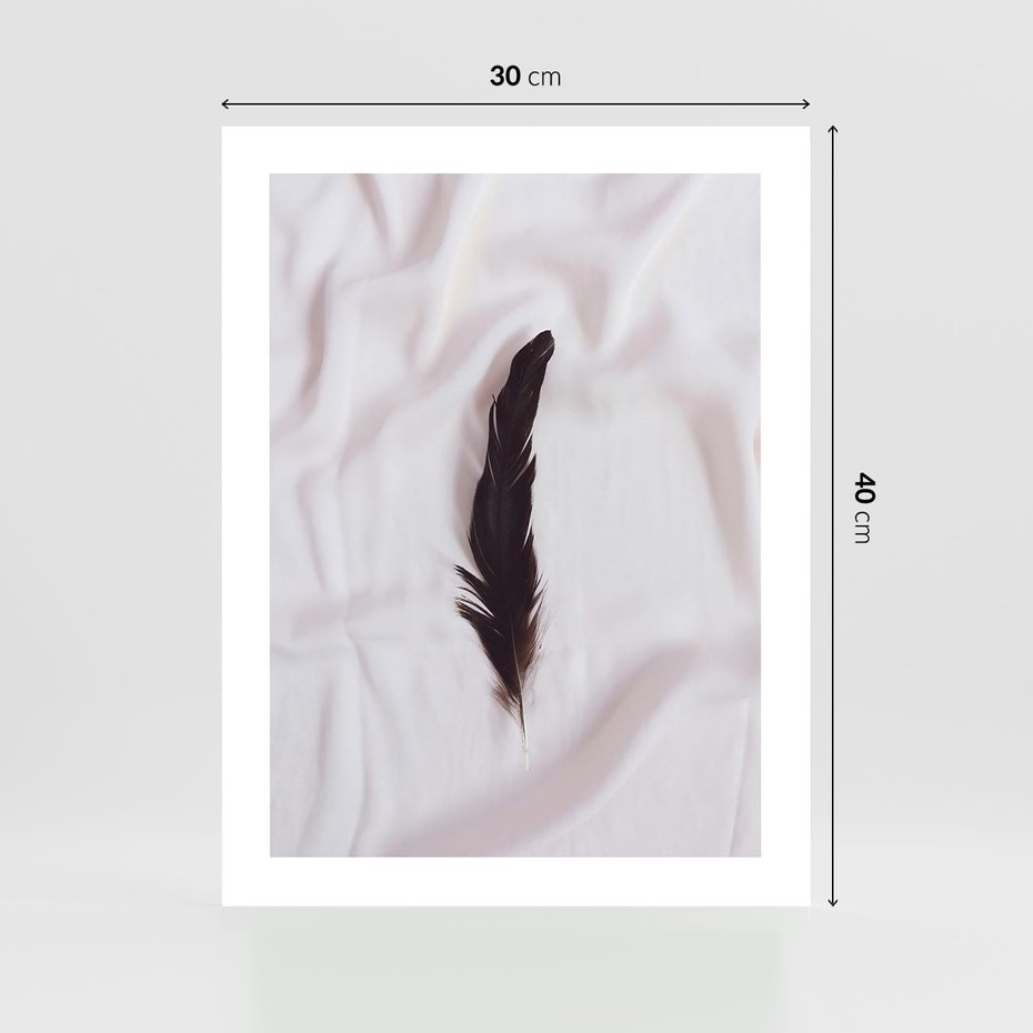 Plakat bez ramy 30x40 - Prosta Elegancja - czarne pióro na białej pościeli, minimalizm