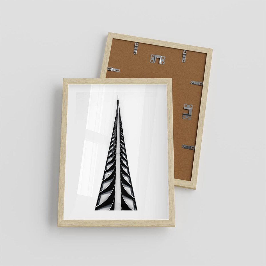 Plakat w ramie 30x40 - Majestatyczna Architektura - wysoki, strzelisty wieżowiec - rama drewno