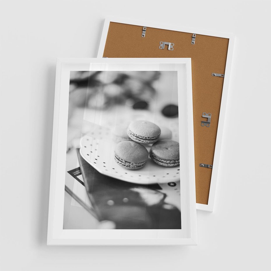 Plakat w ramie 50x70 - Makaroniki w Szarości - czarno biała fotografia, plakat - rama biała