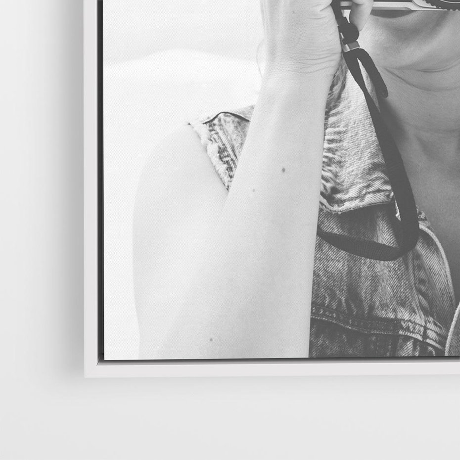 Obraz w ramie 80x80 - Zrób mi Zdjęcie - fotografia, kobieta z aparatem - rama biała