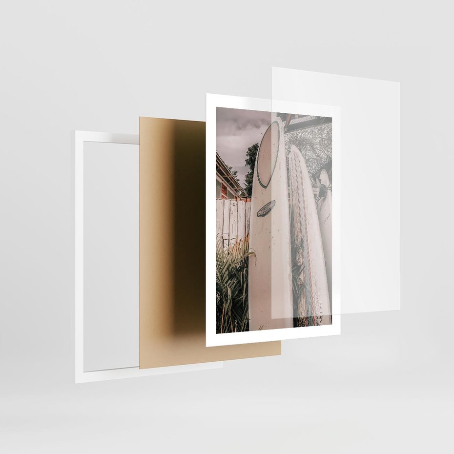 Plakat w ramie 50x70 - Deski Surfingowe czekają na Fale - deski surfingowe, stoją pod płotem - rama biała