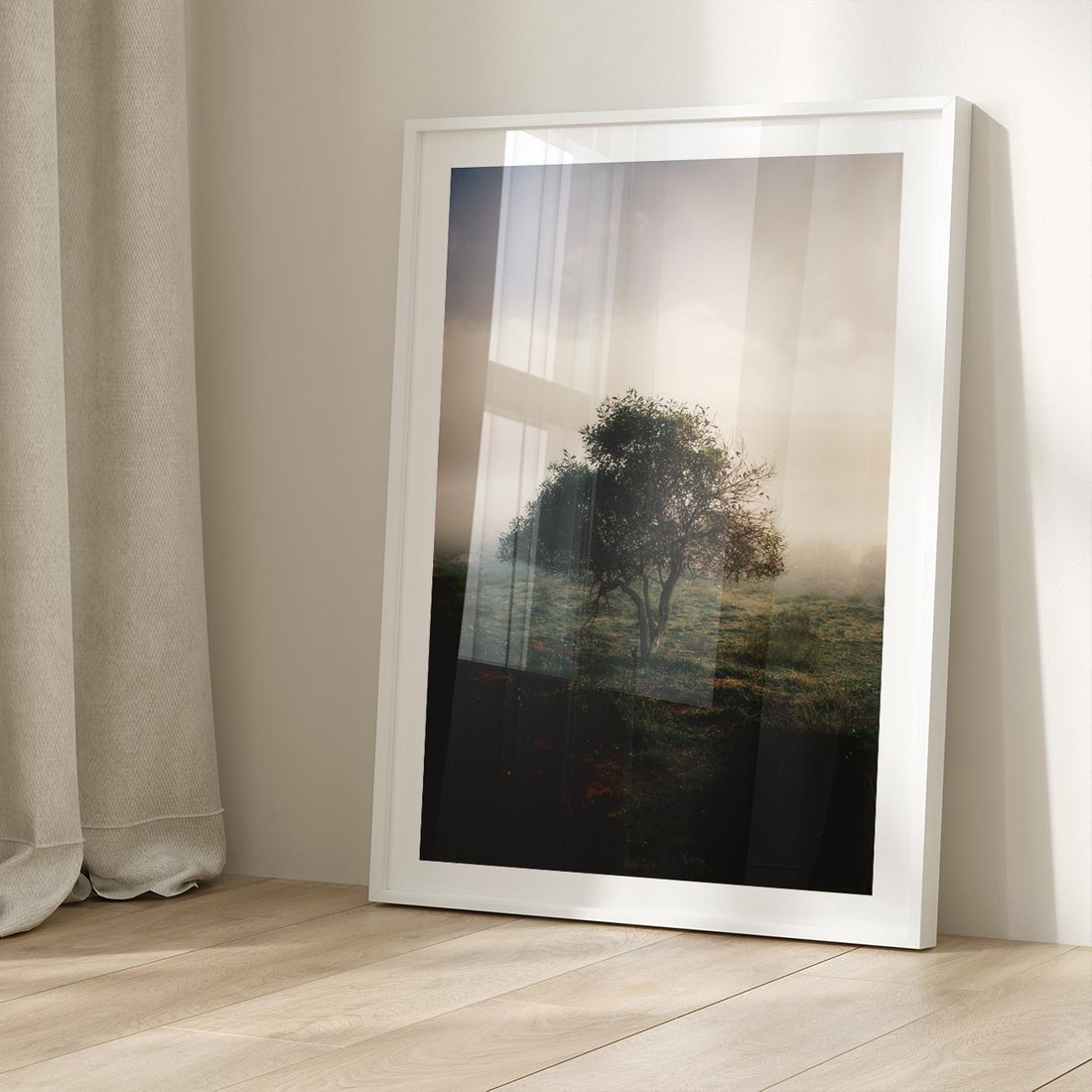 Plakat bez ramy 40x50 - Zamglona Prostota - artystyczna fotografia, samotne drzewo na zamglonej łące