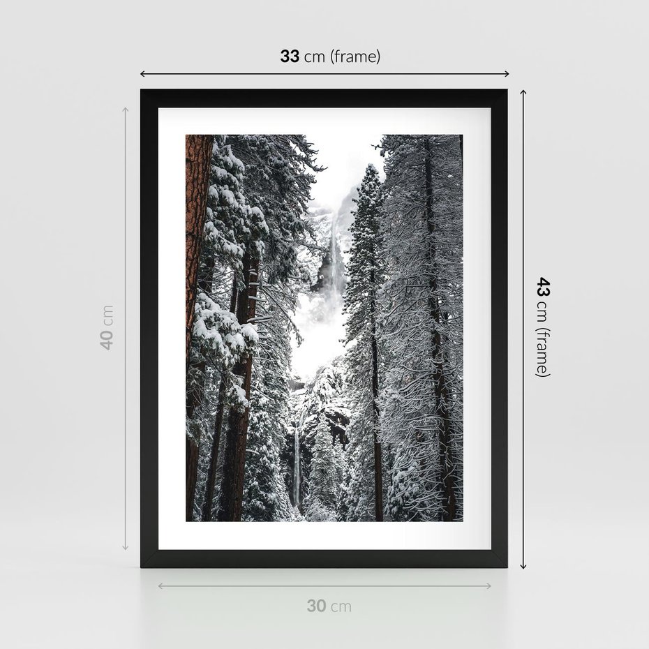 Plakat w ramie 30x40 - Cicha Magia Zimowego Lasu - zimowy las, ośnieżone drzewa - rama czarna