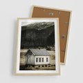 Plakat w ramie 50x70 - Ciepło i Urok Górskiego Domku - domek w górach, sepia - rama drewno