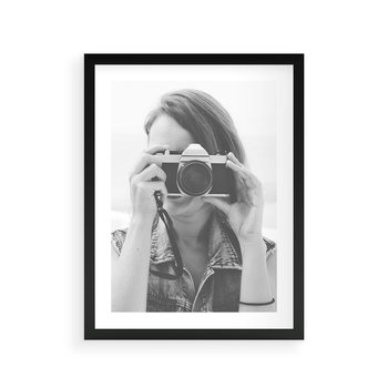 Plakat w ramie 50x70 - Zrób mi Zdjęcie - fotografia, kobieta z aparatem - rama czarna