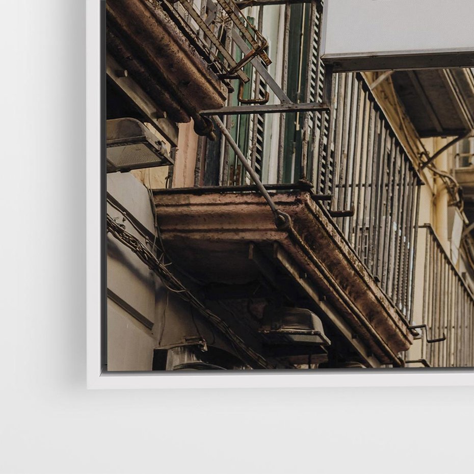 Obraz w ramie 50x50 - Magiczne Spacery - hotel, uliczka - rama biała