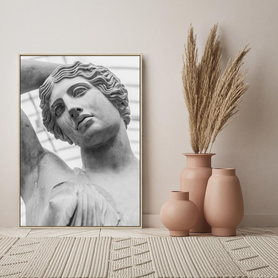 Obraz w ramie 70x100 - Zaklęta w Kamieniu - antyczna rzeźba kobiety na fotografii, czarno biała - rama drewno