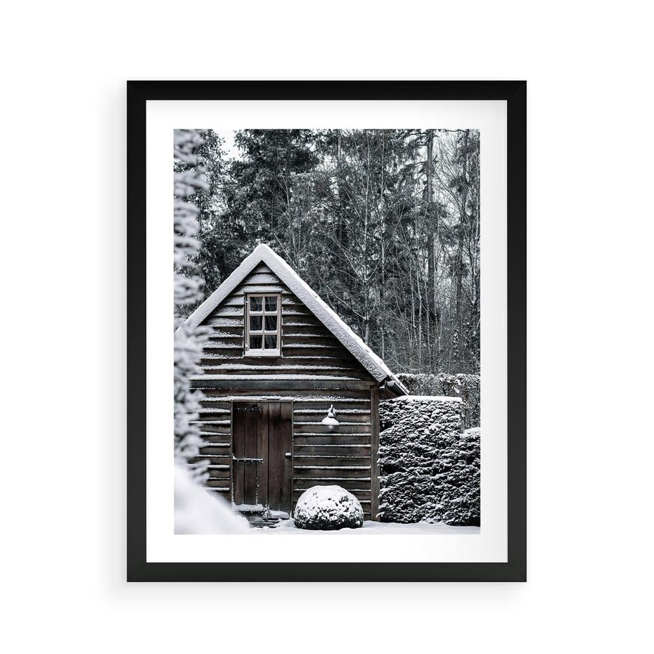 Plakat w ramie 40x50 - Zaklęta Zima - domek w lesie, śnieg - rama czarna