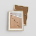 Plakat w ramie 30x40 - Ślady Stóp na Plaży: Spacer nad Morzem - plaża, ślady stóp na piasku - rama drewno