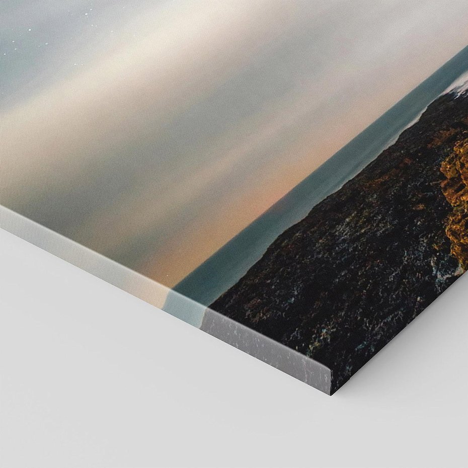 Obraz na płótnie 100x50 - Zachód słońca nad morzem: Magia plażowej scenerii - latarnia morska, morze