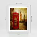 Plakat w ramie 40x50 - Ikoniczna budka telefoniczna w Londynie - sepia, budka - rama biała