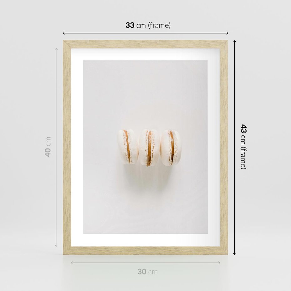 Plakat w ramie 30x40 - Delikatność w Bieli - białe ciateczka. makaroniki, minimalistyczne zdjęcie - rama drewno