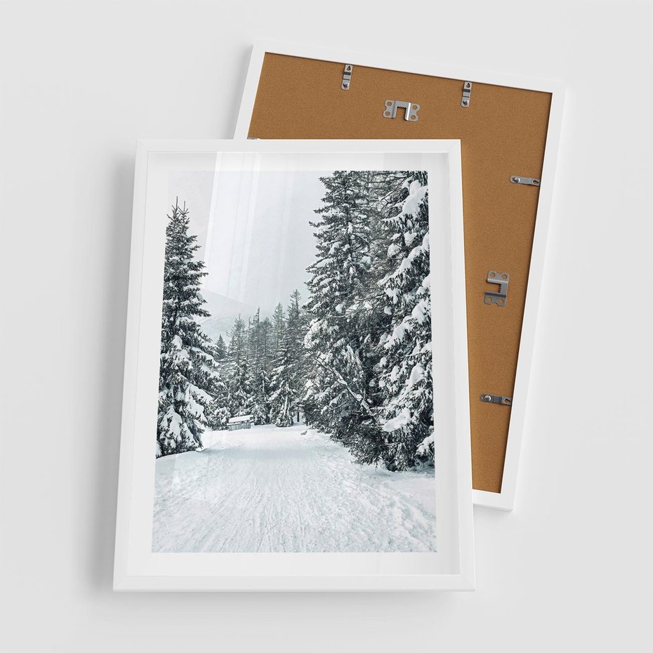 Plakat w ramie 50x70 - Magia Zimy na Obrazie - las, zima - rama biała
