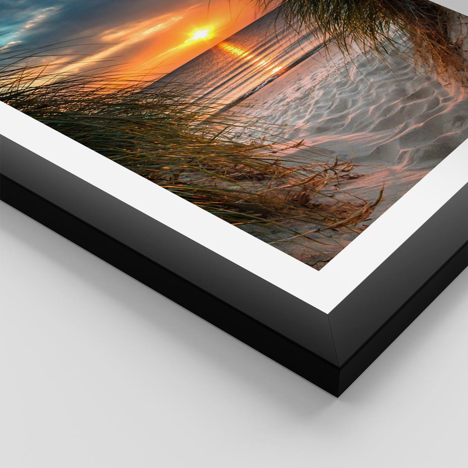 Plakat w ramie 40x50 - Magia zachodu słońca na plaży - zachód, słońca - rama czarna