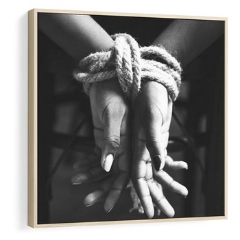 Obraz w ramie 80x80 - Splątane Uczucia - czarno biała fotografia, artystyczna - rama drewno