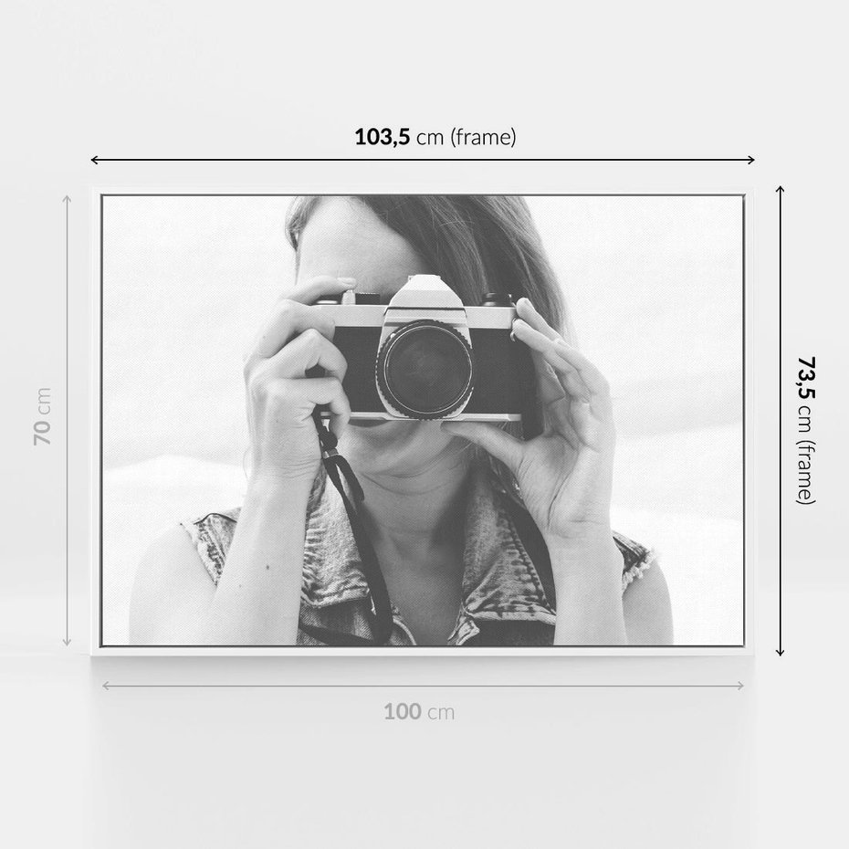 Obraz w ramie 100x70 - Zrób mi Zdjęcie - fotografia, kobieta z aparatem - rama biała