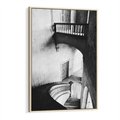 Obraz w ramie 50x70 - Po Schodach w Dół - czarno białą fotgrafia, zakręcone schody w starek kamienicy - rama drewno
