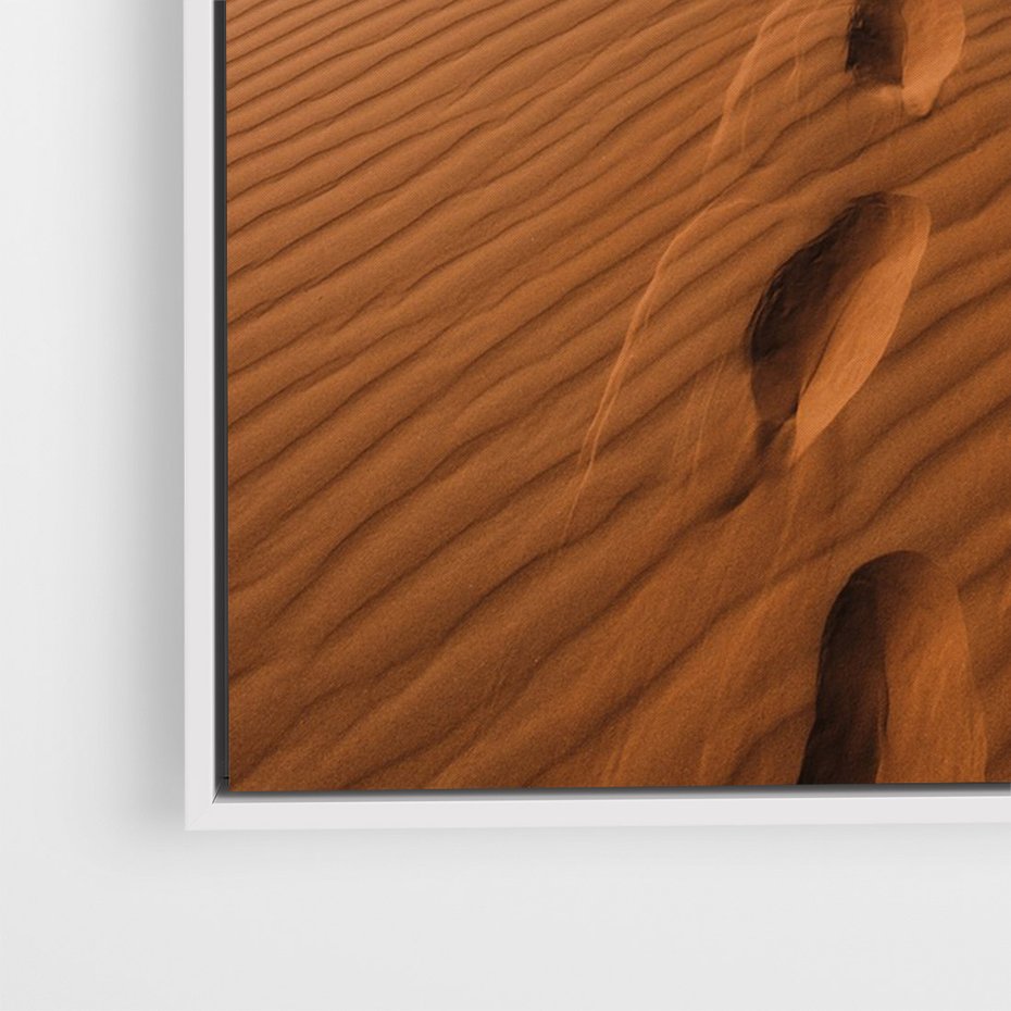 Obraz w ramie 80x120 - Piasek pustyni w ogniu - pustynia, piasek - rama biała