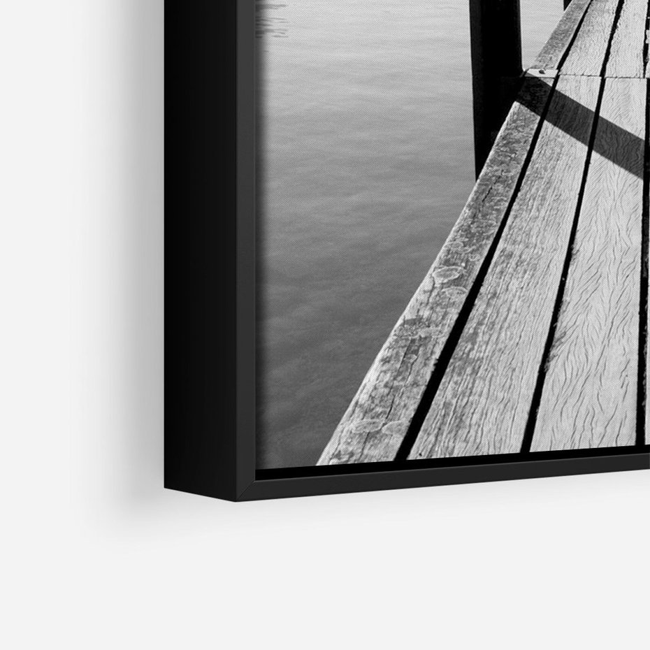 Obraz w ramie 70x100 - Spokojna Przystań - czarno biała fotografia, drewniany pomost na jeziorze - rama czarna