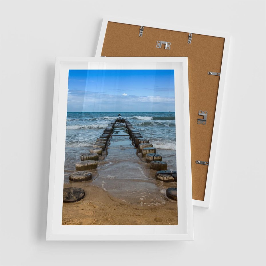 Plakat w ramie 50x70 - Falochron na brzegu morza - falochron, morze - rama biała
