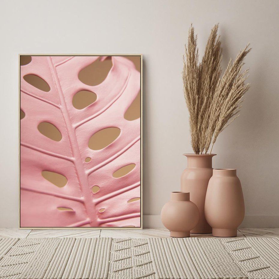 Obraz w ramie 80x120 - Różowa monstera w pełnym rozkwicie - różowa, monstera - rama drewno