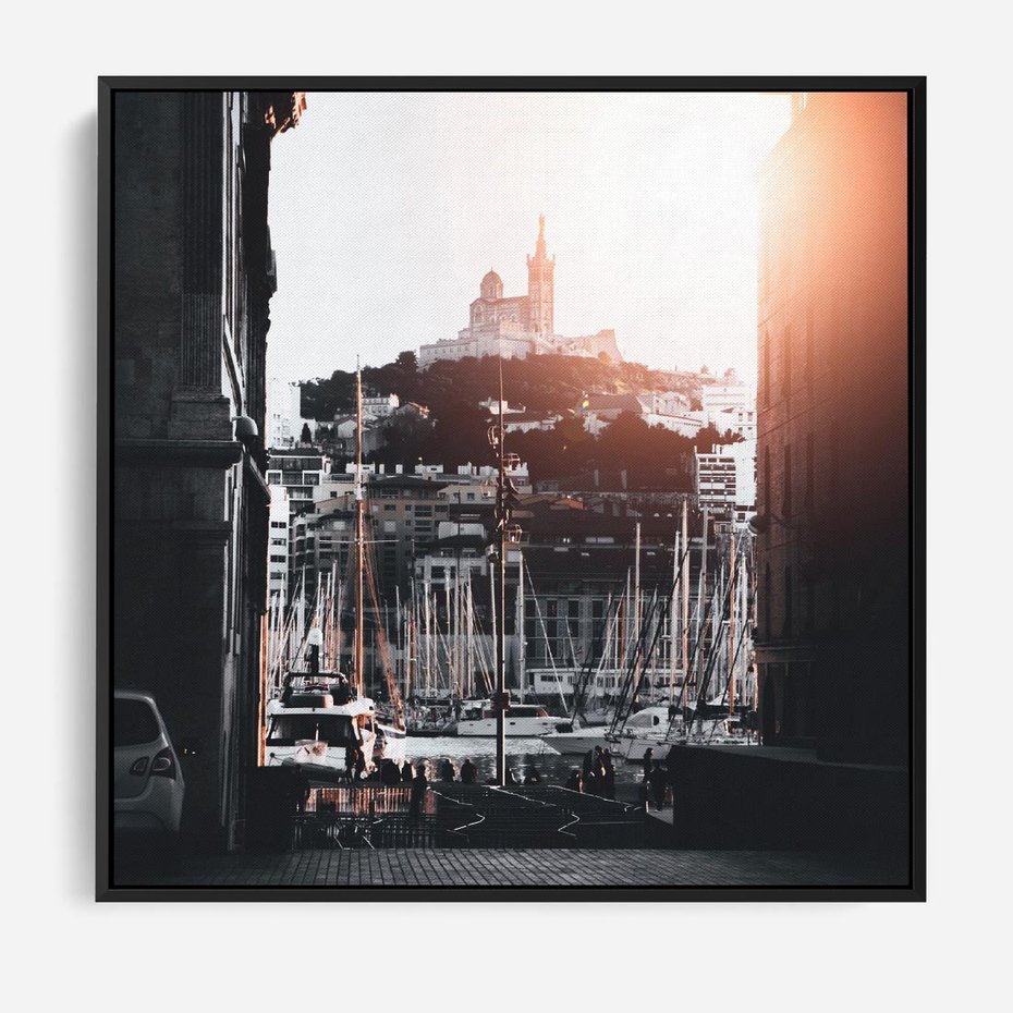 Obraz w ramie 50x50 - Światło Portowe - czarno białe zdjecie, uliczka w nadmorskim mieście - rama czarna