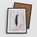 Plakat w ramie 50x70 - Prosta Elegancja - czarne pióro na białej pościeli, minimalizm - rama czarna