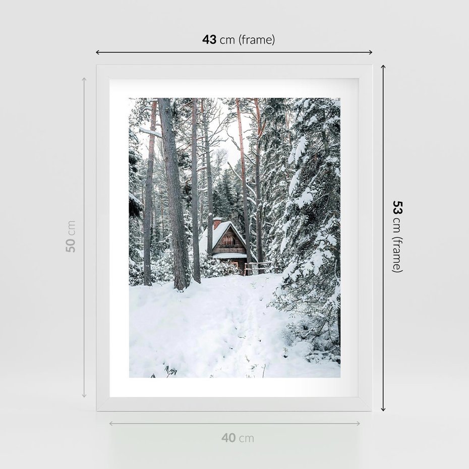 Plakat w ramie 40x50 - Spokój Zimowej Przygody w Lesie - domek w górach w lesie, zima - rama biała