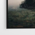 Obraz w ramie 70x50 - Zamglona Prostota - artystyczna fotografia, samotne drzewo na zamglonej łące - rama czarna