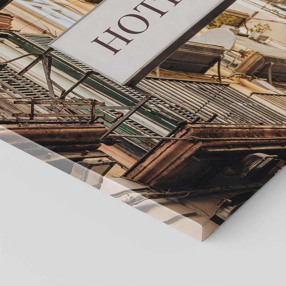 Obraz na płótnie 60x60 - Magiczne Spacery - hotel, uliczka