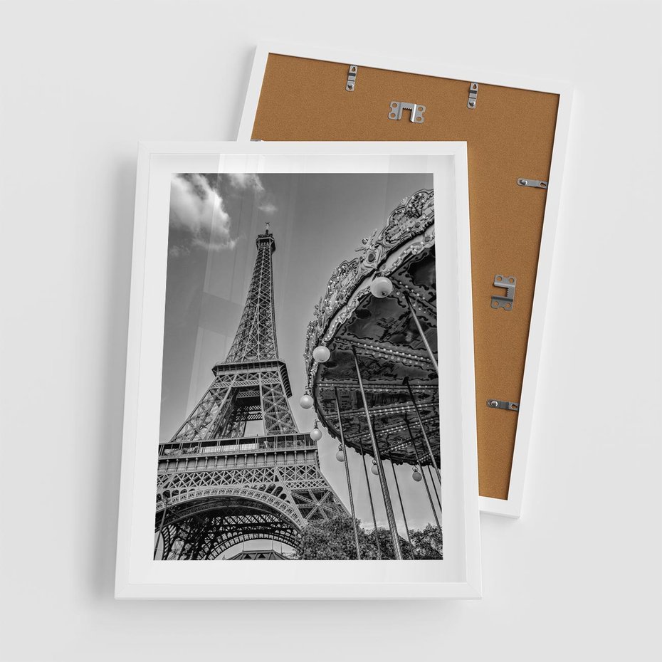 Plakat w ramie 50x70 - Zabawa w Paryżu - czarno białe zdjecie, wieża eiffla - rama biała