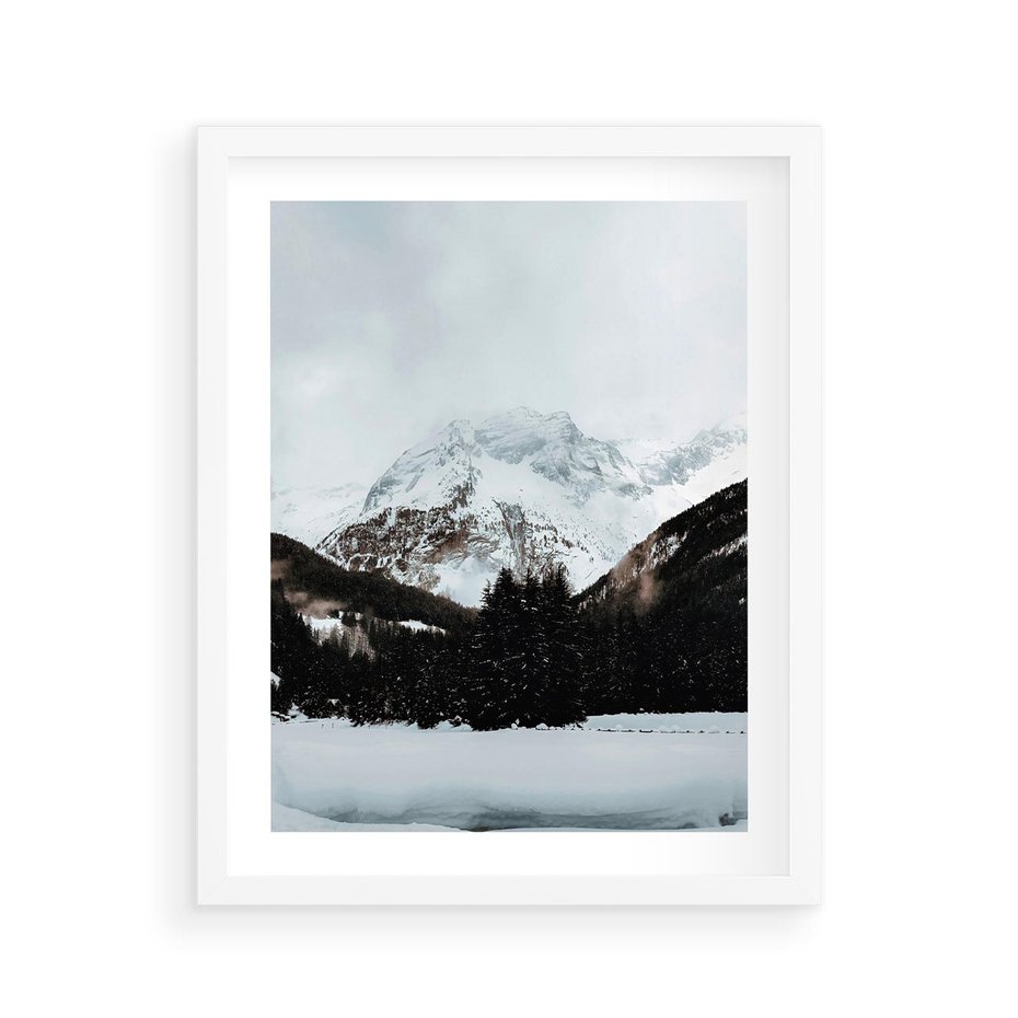 Plakat w ramie 40x50 - W Cieniu Śnieżnych Szczytów - górski krajobraz, zima - rama biała