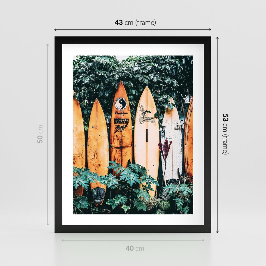Plakat w ramie 40x50 - Surfowanie w Harmonii z Naturą - deski surfingowe, oparte o rośliny - rama czarna