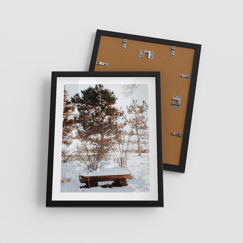Plakat w ramie 40x50 - Ławka Pod Śniegiem - zimowy pejzaż, ławka pod śniegiem - rama czarna