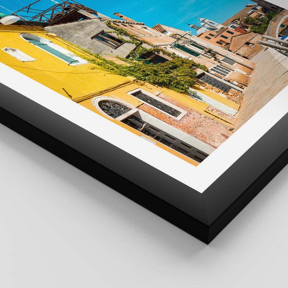 Plakat w ramie 50x70 - Przechadzka w Sercu Miasta - uliczka, perspektywa - rama czarna