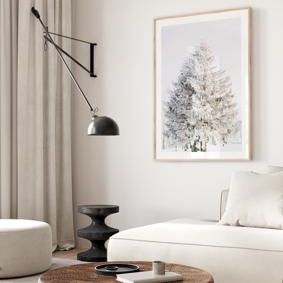 Plakat w ramie 50x70 - Zimowa Poezja w Ośnieżonym Drzewie - ośnieżone drzewo, zima - rama drewno