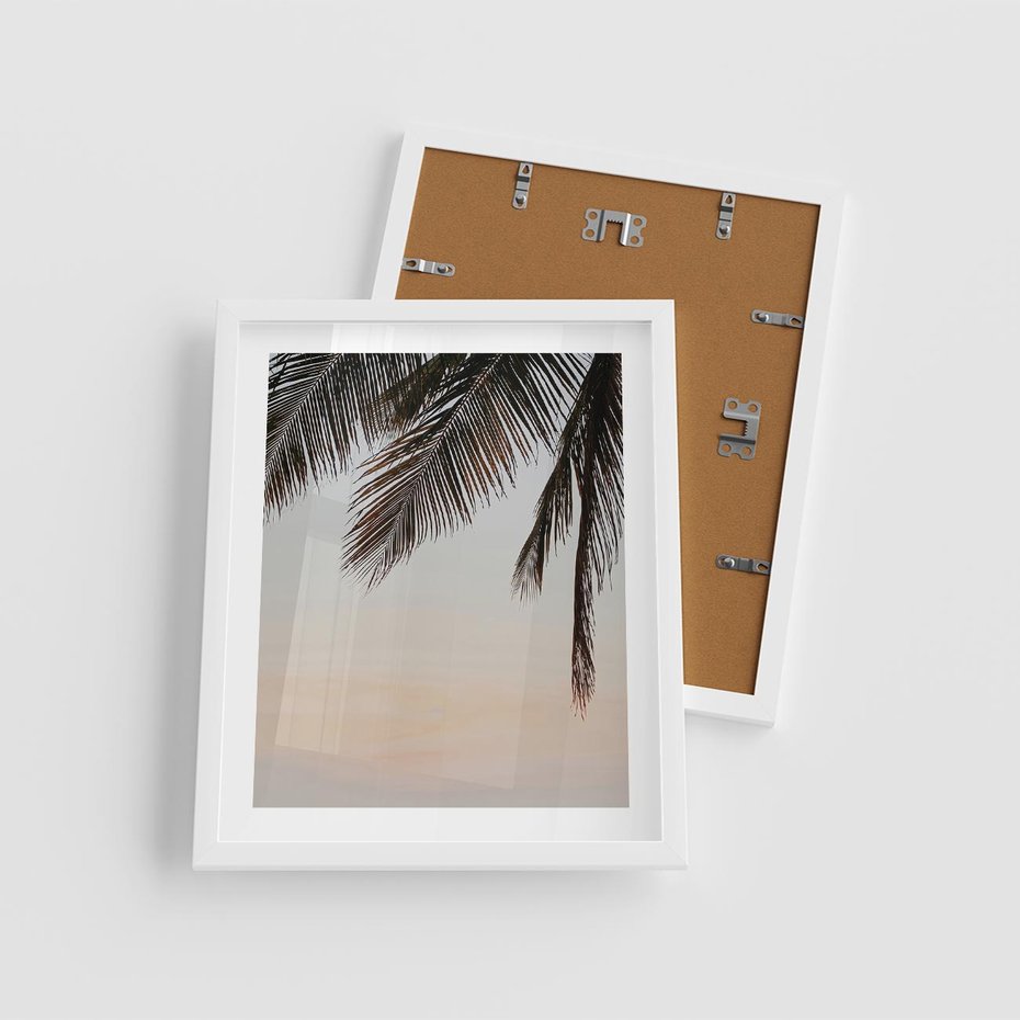 Plakat w ramie 40x50 - Tropikalna Harmonia - palmy na tle nieba - rama biała