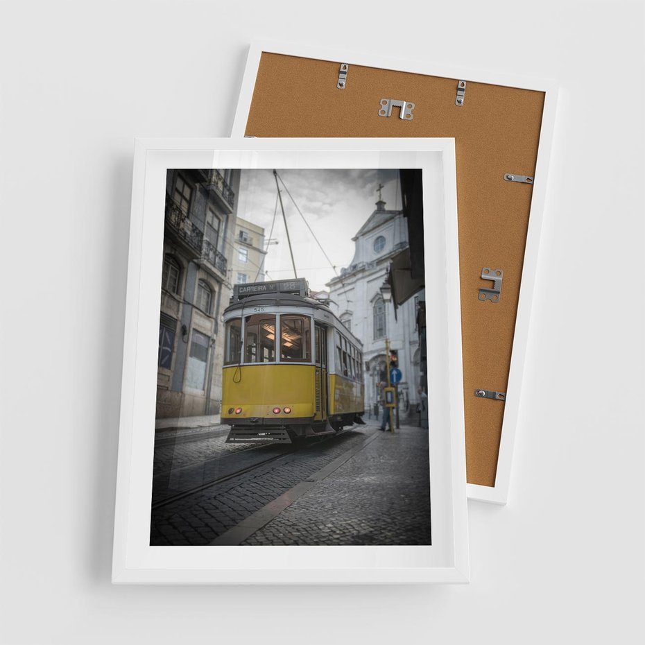 Plakat w ramie 50x70 - Urok tramwajów Lizbony - tramwaj, Lizbona - rama biała
