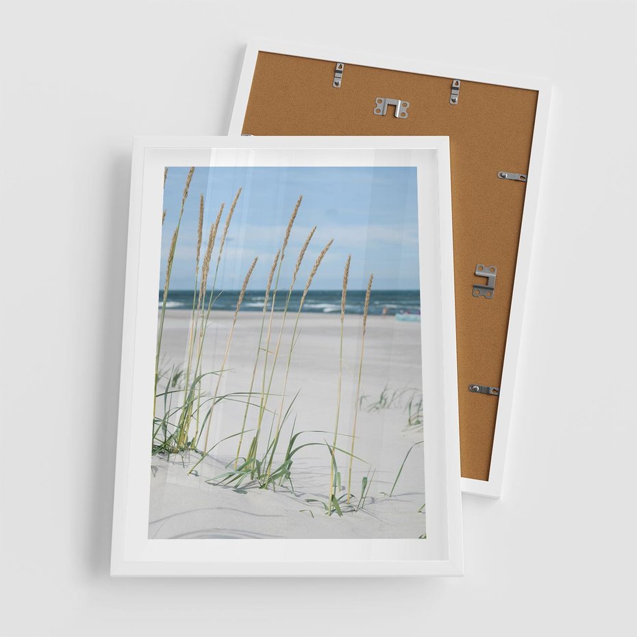 Plakat w ramie 50x70 - Przytulna Śródziemnomorska Trawa - plaża, trawy - rama biała