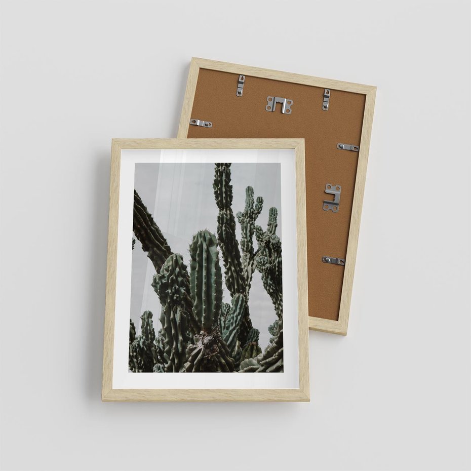 Plakat w ramie 30x40 - Boho oaza wśród kaktusów - kaktusy, pustynia - rama drewno