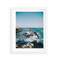 Plakat w ramie 40x50 - Dramatyczna Sceneria: Fale i Skały nad Morzem - morze, fale - rama biała