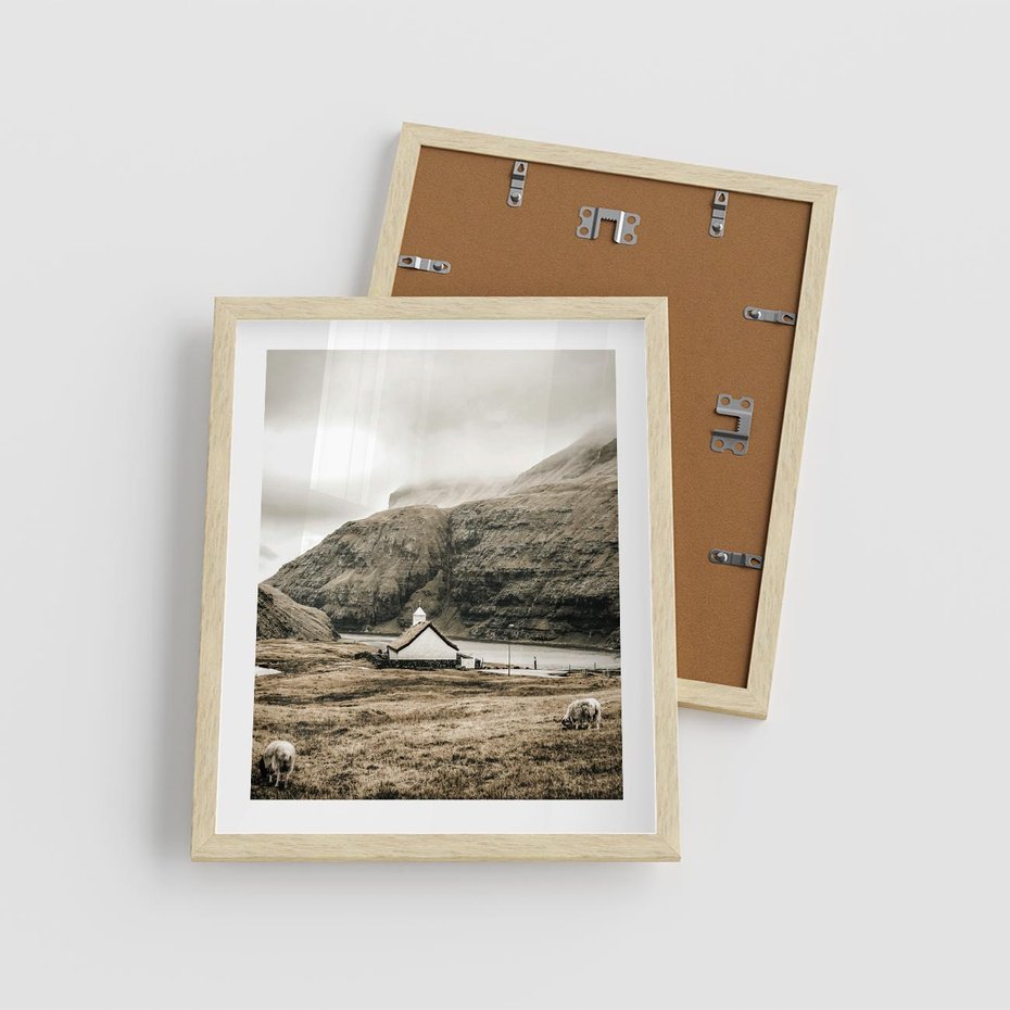 Plakat w ramie 40x50 - Kościół na Wzgórzu: Sepia Nostalgii - kościół w górach, na wzgórzu - rama drewno