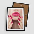 Plakat w ramie 50x70 - Wyrażenie Piękna - paznokcie, usta - rama czarna