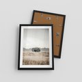 Plakat w ramie 30x40 - Wiejska Idylla - stary drewniany dom w polu suchej trawy, fotografia - rama czarna