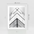 Plakat w ramie 40x50 - Elegancja Współczesnej Architektury: Wieżowiec w Monochromii - nowoczesna architektura, czarno biała fotografia - rama biała
