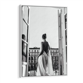 Obraz w ramie 70x100 - Poranki w Paryżu - czarno białe zdjęcie, kobieta w prześcieradle na balkonie - rama biała