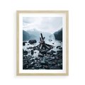 Plakat w ramie 40x50 - To ujęcie jeziora w górach z zgaszonym ogniskiem nad brzegiem, tworząc atmosferę spokoju i refleksji w otoczeniu przyrody. - jezioro w górach, zgaszone ognisko - rama drewno