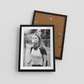 Plakat w ramie 30x40 - Letnia Młodość - nowoczesna fotografia, czarno biała - rama czarna