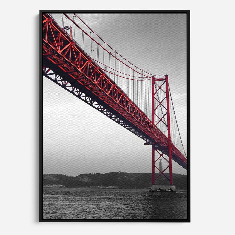 Obraz w ramie 50x70 - Majestatyczny Most - czarno biała fotografia, czerwony stalowy most nad rzeką - rama czarna